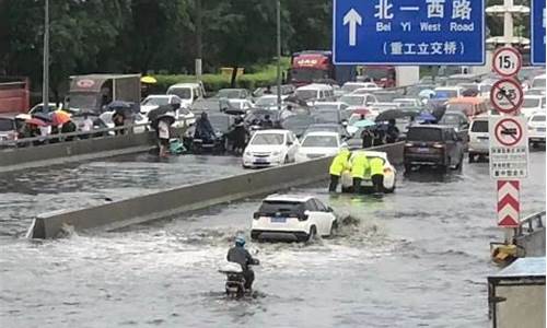 沈阳水罐车遭遇闪电突袭 司机受伤